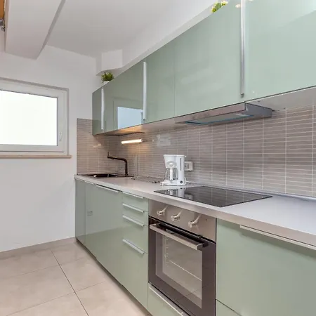 Diamond Seaview Penthouse Перой