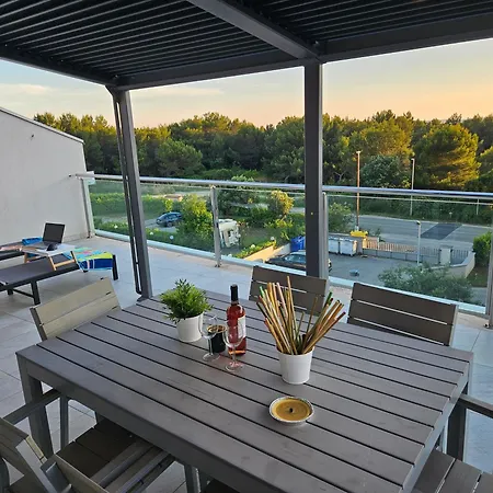 Diamond Seaview Penthouse Apartment Peroj