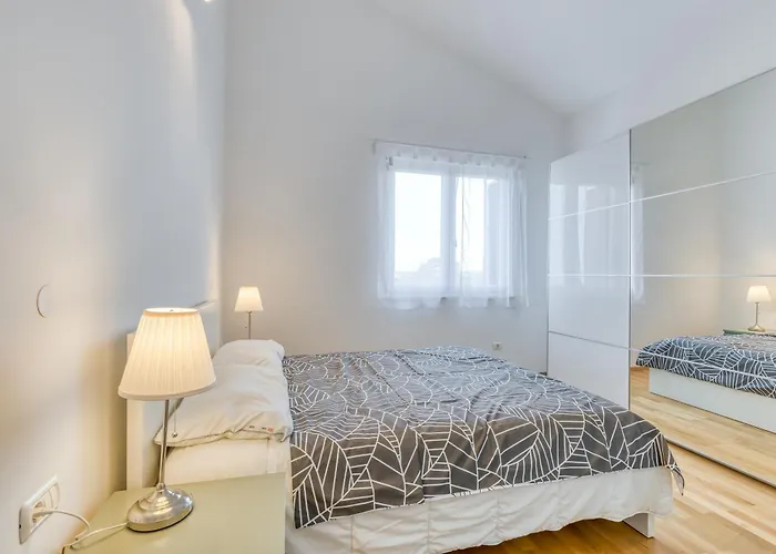 Diamond Seaview Penthouse Apartment *
