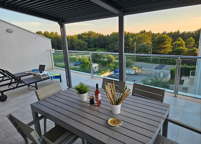 Diamond Seaview Penthouse Apartment Peroj